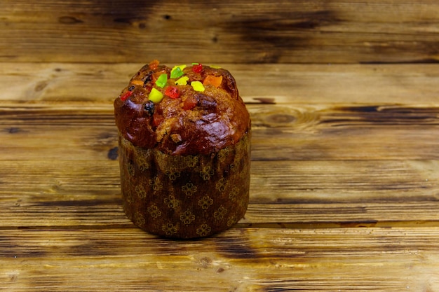 Gâteau de Pâques sur une table en bois rustique