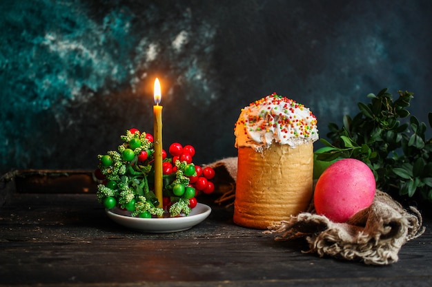 Gâteau de Pâques traditionnel avec bougie et œuf de Pâques rose