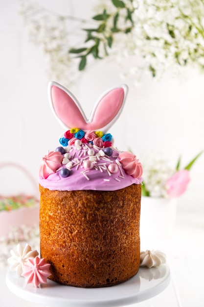 Gâteau de Pâques traditionnel créatif décoré avec des oreilles de lapin. décoration de gâteau de Pâques