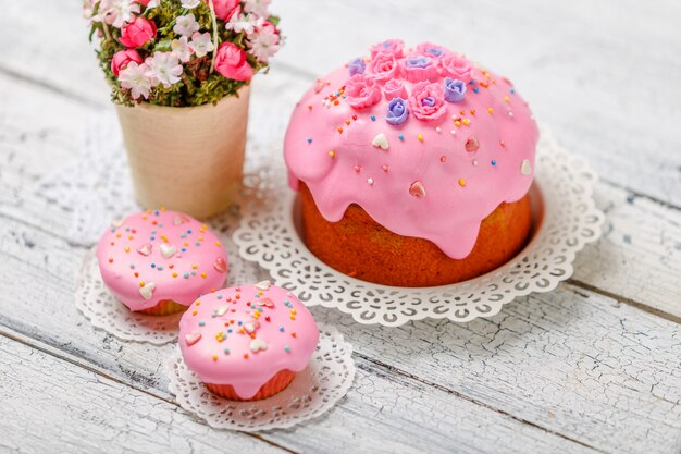 Gâteau de Pâques traditionnel et cupcakes