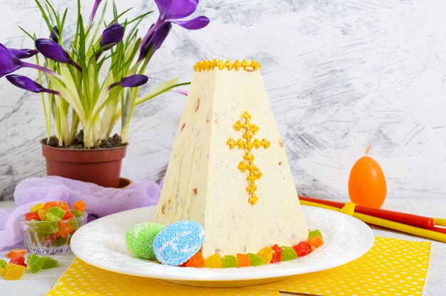 Gâteau de Pâques traditionnel avec des fruits confits et des fleurs de printemps crocus sur le fond clair des vacances.