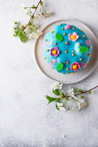 Gâteau de Pâques traditionnel avec garniture