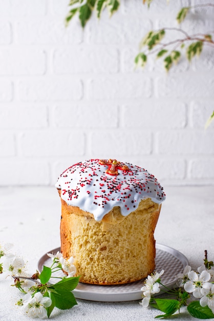 Gâteau de Pâques traditionnel avec garniture