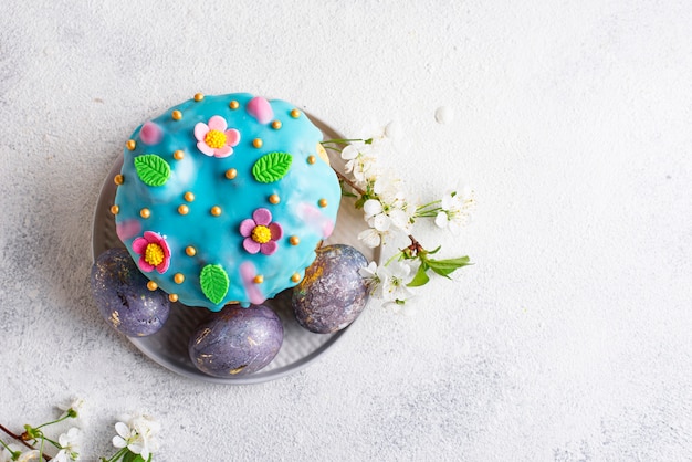 Gâteau de Pâques traditionnel avec garniture