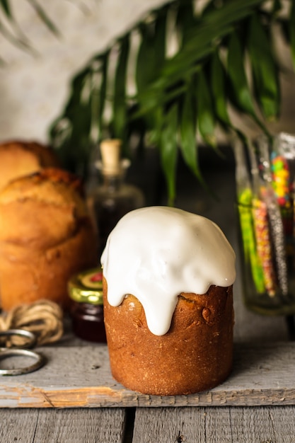 Gâteau de Pâques traditionnel avec glaçage