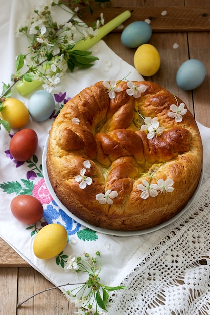 Gâteau de Pâques traditionnel moldave et roumain avec garniture et décoration en forme de croix.