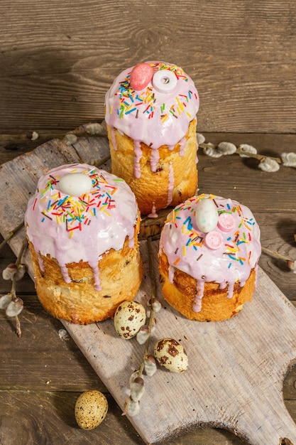 Gâteau de Pâques traditionnel Nourriture sucrée festive avec glaçage et décoration Oeufs nid de saule