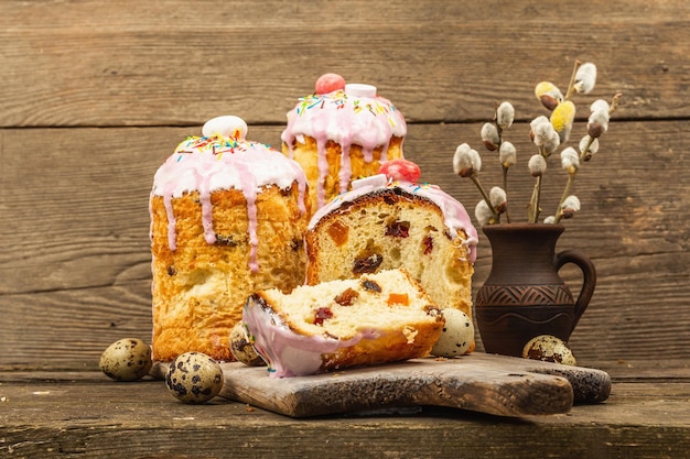 Gâteau de Pâques traditionnel Nourriture sucrée festive avec glaçage et décoration Oeufs nid de saule