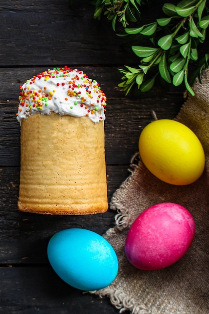 Gâteau de Pâques traditionnel avec des oeufs de Pâques