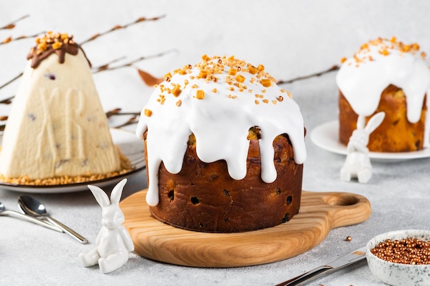 Gâteau de pâques ukrainien traditionnel avec glaçage à la guimauve. Paskha au fromage cottage. Table de Pâques avec dessert traditionnel. Lapin de Pâques.