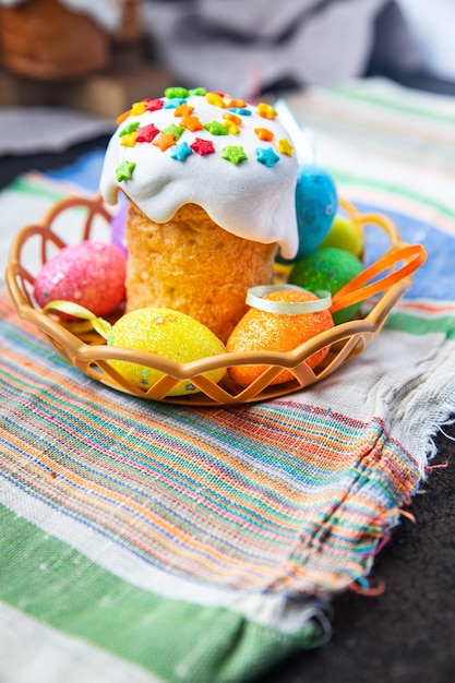 gâteau de pâques vacances pâtisserie fait maison dessert de fête pâques traiter sucré repas nourriture collation sur la table