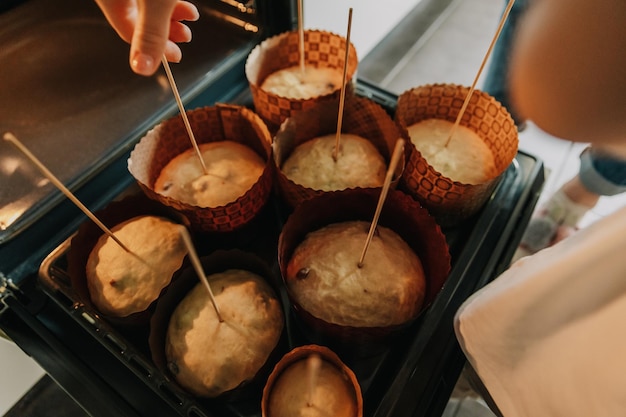 Le gâteau paska de Pâques est brassé dans l'esprit des ménages en préparation de Pâques en Ukraine