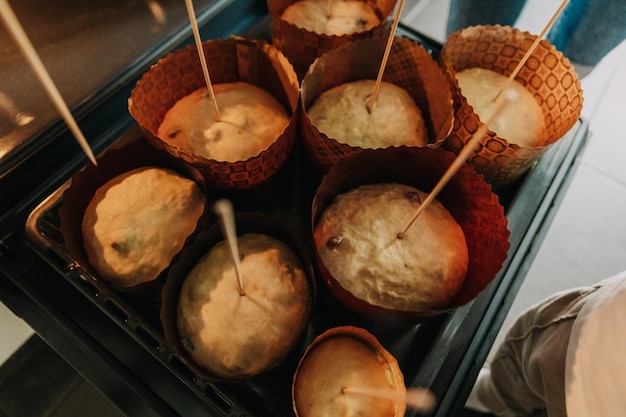 Le gâteau paska de Pâques est brassé dans l'esprit des ménages en préparation de Pâques en Ukraine