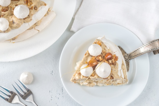 Gâteau Pavlova au caramel et aux amandes