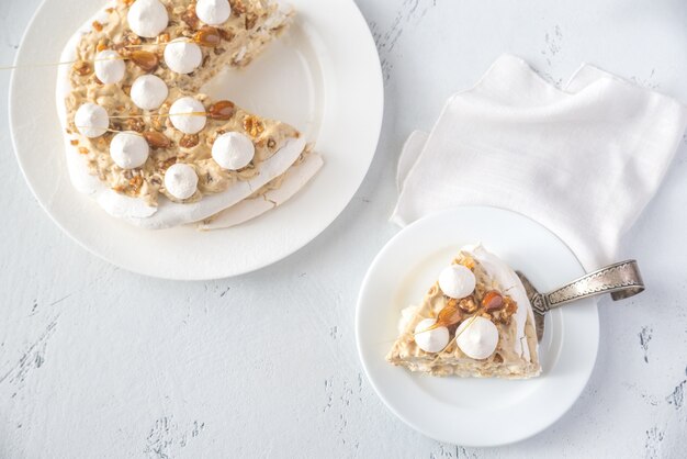 Gâteau Pavlova au caramel et aux amandes