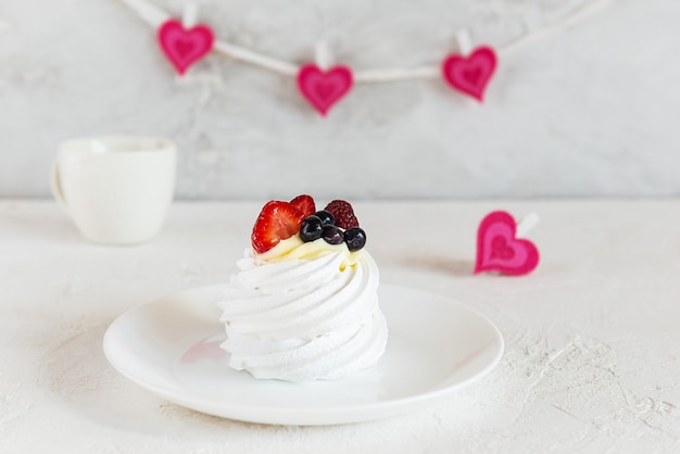 Gâteau Pavlova sur les coeurs