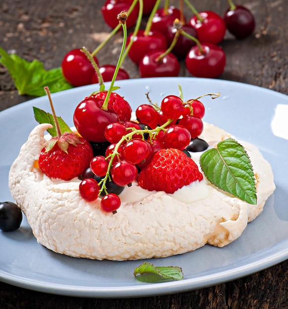 Gâteau "Pavlova" à la crème et aux baies