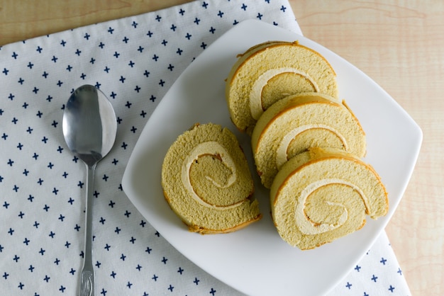 Gâteau de petit pain aromatisé au café sur une plaque