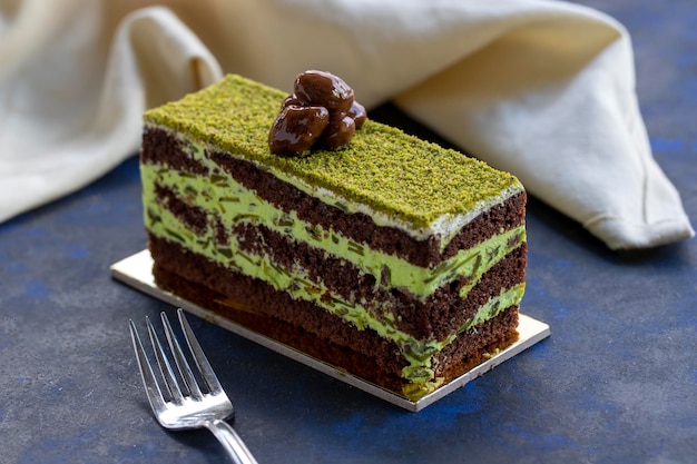 Gâteau à la pistache et à la crème sur fond bleu