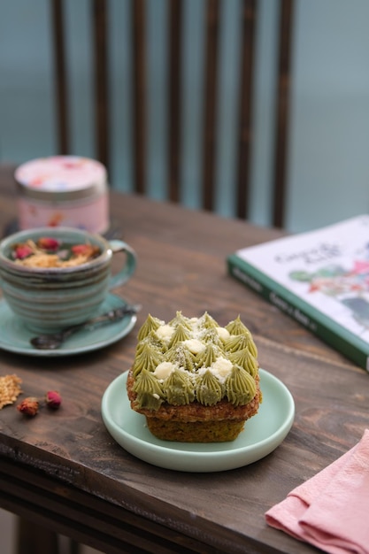 Gâteau à la pistache sur la table Tasse de thé à l'arrière