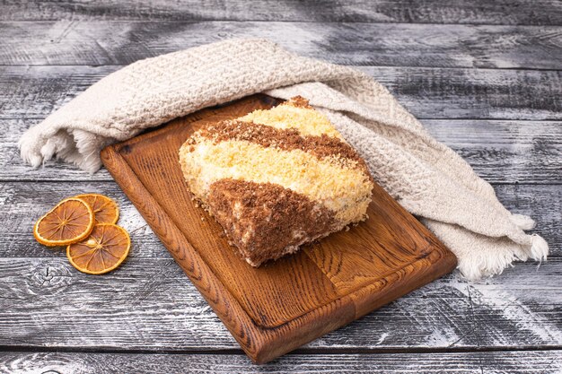 Gâteau sur une plaque en bois de fond en bois blanc