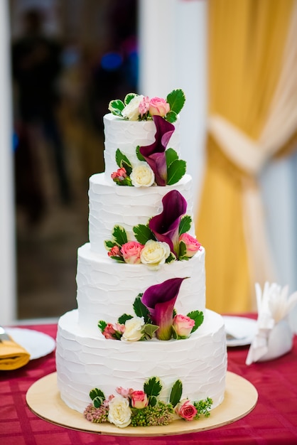 Gâteau à plusieurs niveaux avec des fleurs.