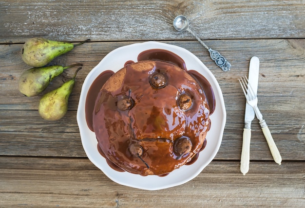 Gâteau poire, gingembre et miel avec garniture crémeuse au caramel et poires fraîches