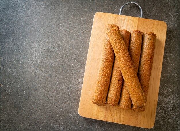 Gâteau de poisson chinois frit ou ligne de boule de poisson sur planche de bois