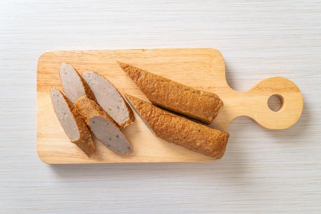 Gâteau de poisson chinois frit ou ligne de boule de poisson sur planche de bois