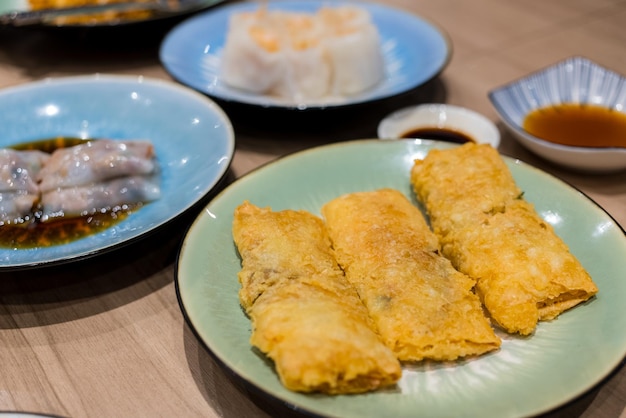 Un gâteau de poisson frite chinois dans un restaurant