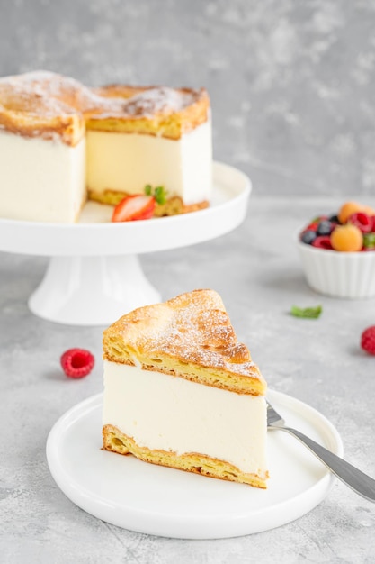 Gâteau polonais Karpatka sur fond béton Gâteau de pâte à choux et baies de crème pâtissière