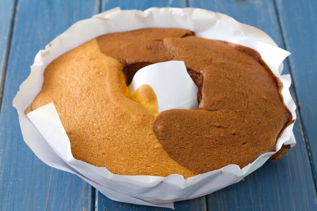 Gateau portugais pao de lo sur papier blanc sur bleu