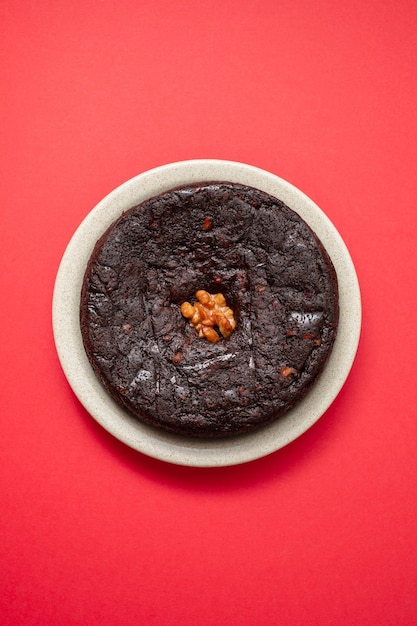 Gâteau portugais typique aux fruits secs Bolo de Madeira