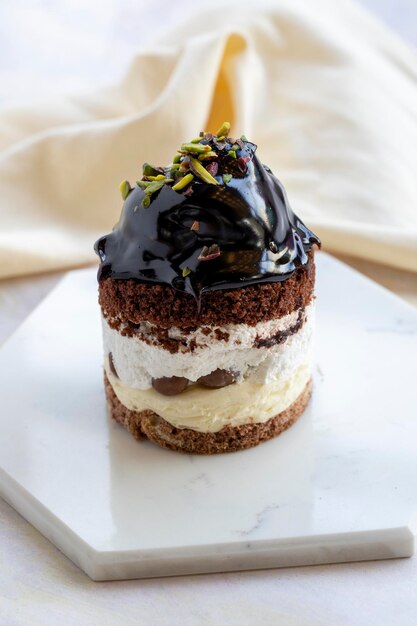 Gâteau de profiterole et de pistache sur un fond blanc