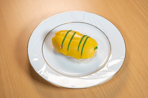 Gâteau avec remplissage de citron et décoration délicieux éclair de citron en gros plan Gâteau jaune sur porcelaine