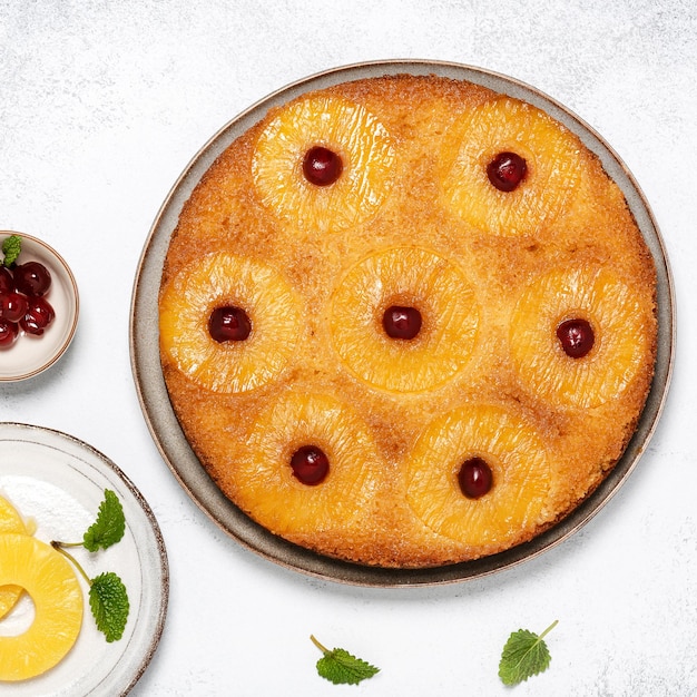 Gâteau renversé à l'ananas fait maison avec des cerises glacées