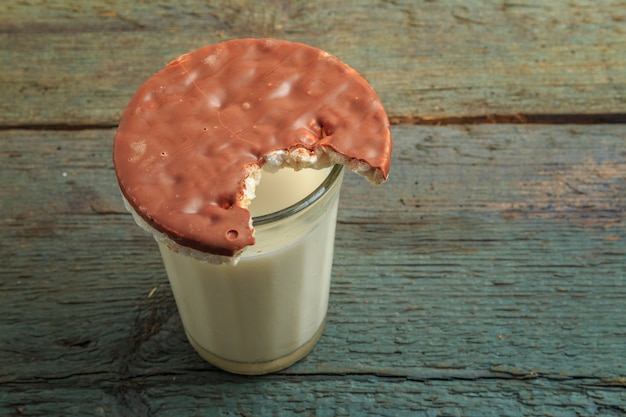 Gâteau de riz au chocolat sur un verre de lait