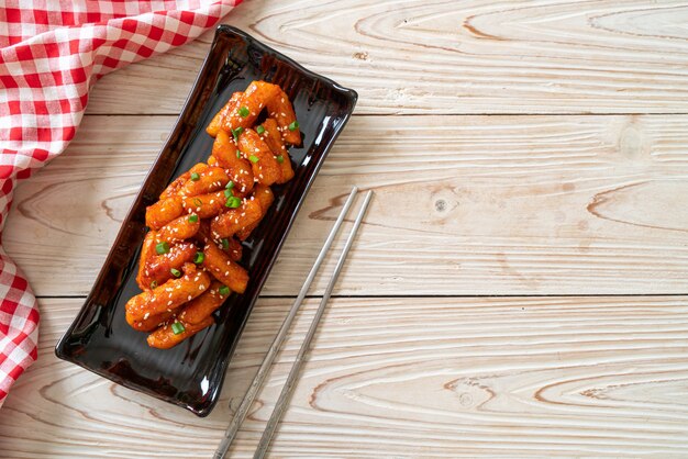 gâteau de riz coréen frit (Tteokbokki) avec sauce épicée - style cuisine coréenne