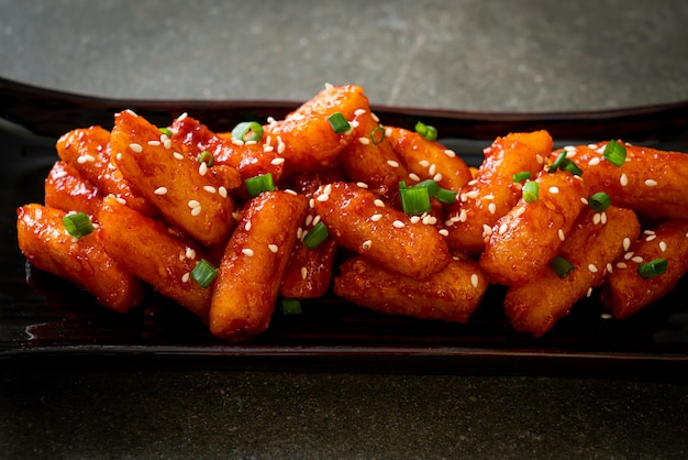 gâteau de riz coréen frit (Tteokbokki) avec sauce épicée - style de cuisine coréenne