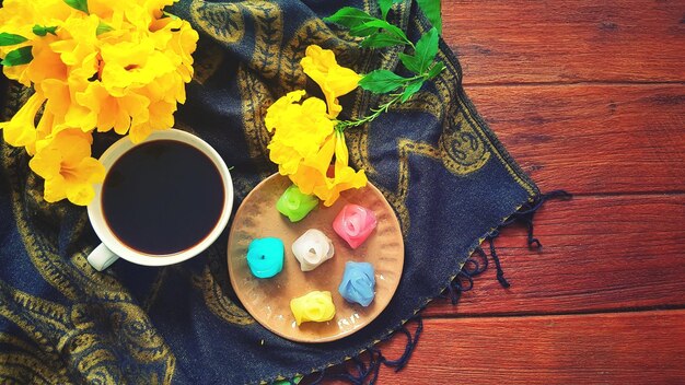 Photo gâteau de riz rose sucré désert traditionnel thaïlandais avec du café noir sur table en bois pour les moments de relaxation