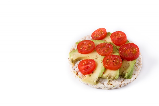 Gâteau de riz soufflé aux tomates et à l'avocat