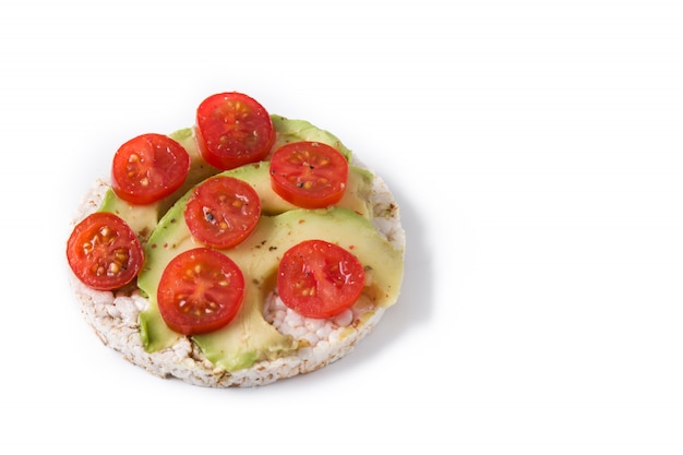 Gâteau de riz soufflé aux tomates et à l'avocat