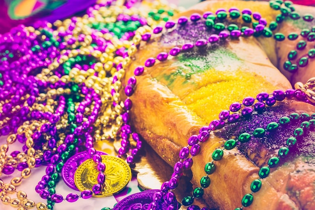 Gâteau roi au fromage fraîchement sorti du four pour célébrer le Mardi Gras.