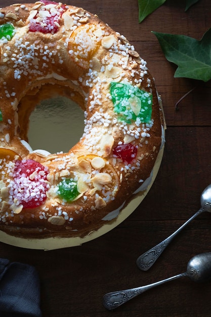 Gâteau roi à la crème et aux fruits Bonbon de Noël typique en Espagne avec fond sombre