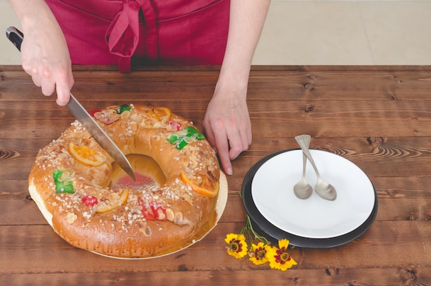 Gâteau des rois et plats sur bois