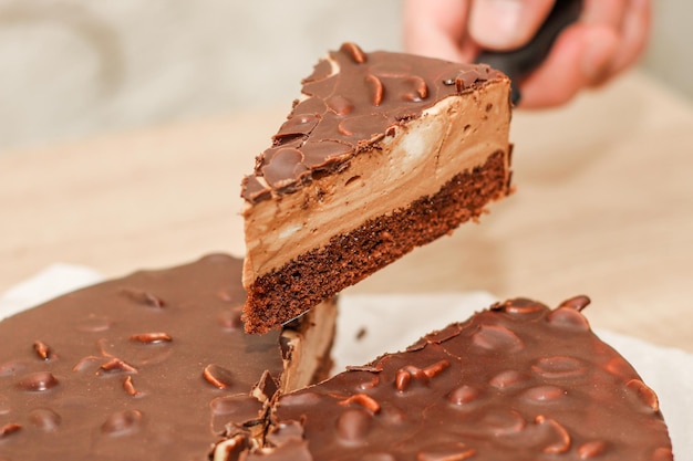 Gâteau rond au chocolat glacé aux cacahuètes