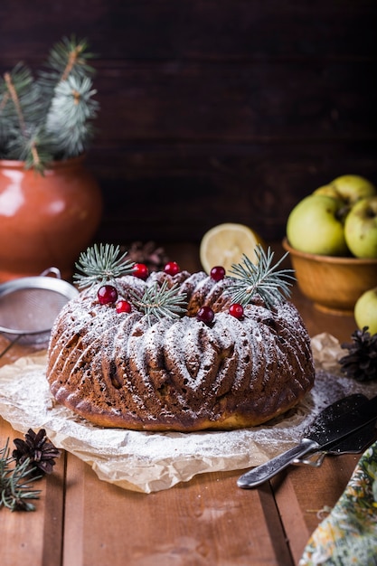 Gâteau rond au fromage, pommes et raisins secs