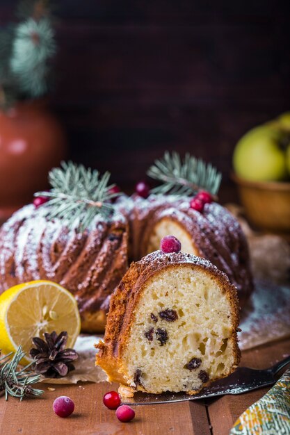 Gâteau rond au fromage, pommes et raisins secs