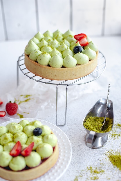 Gâteau rond à la crème de pistache verte et confiture de fraises