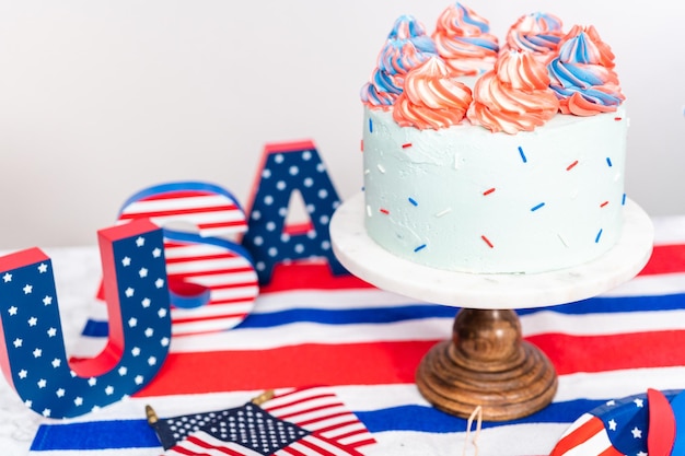 Gâteau rond à la vanille rouge, blanc et bleu avec glaçage à la crème au beurre pour la célébration du 4 juillet.